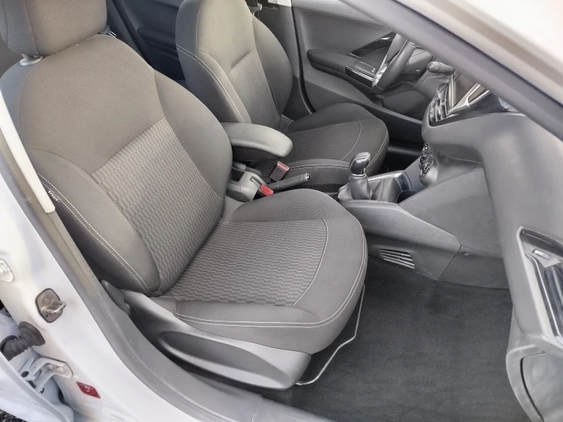 Peugeot 208 1.6HDI-140хил.км., снимка 11 - Автомобили и джипове - 53047299
