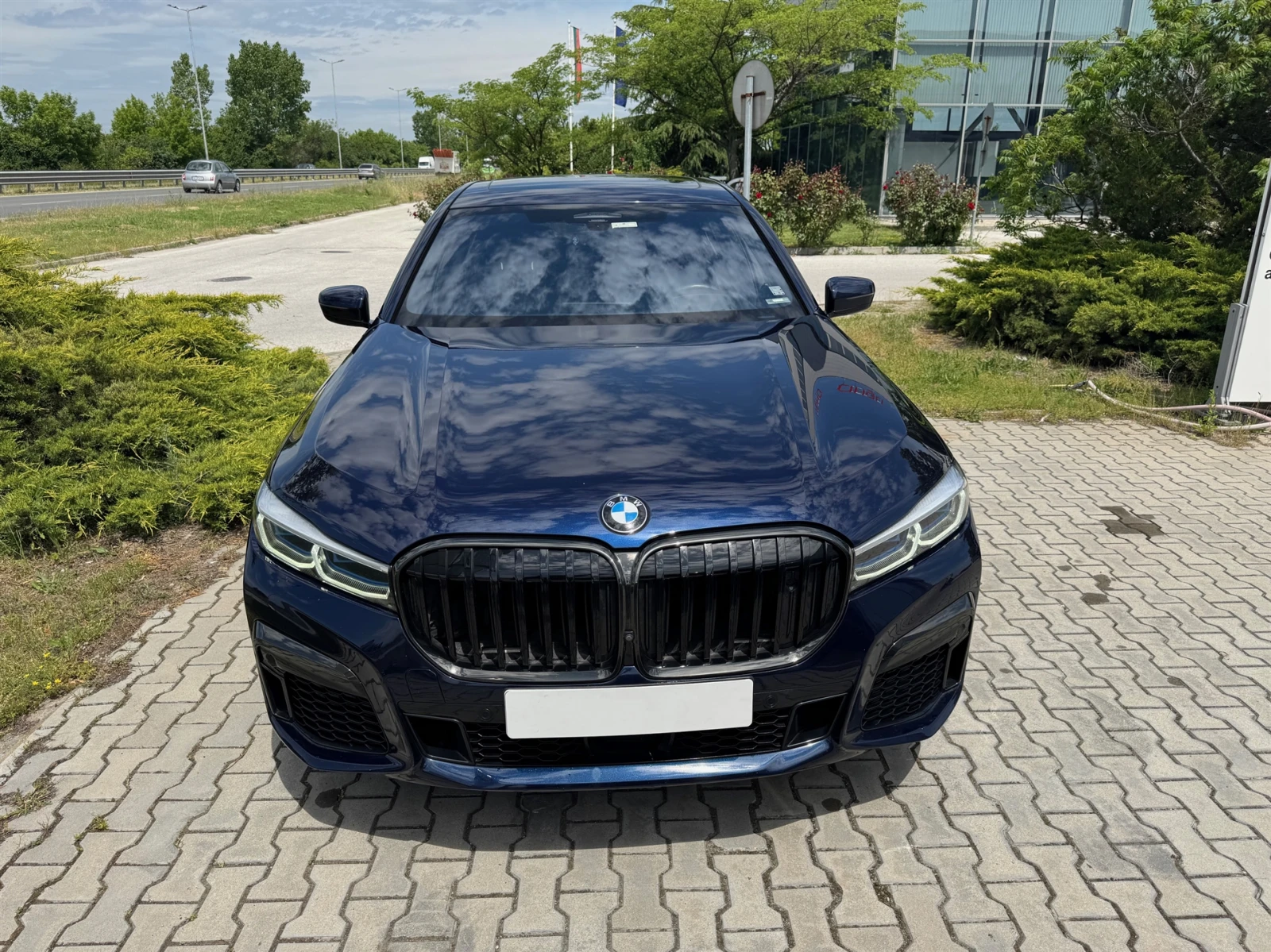 BMW 750 i xDrive Sedan - изображение 8