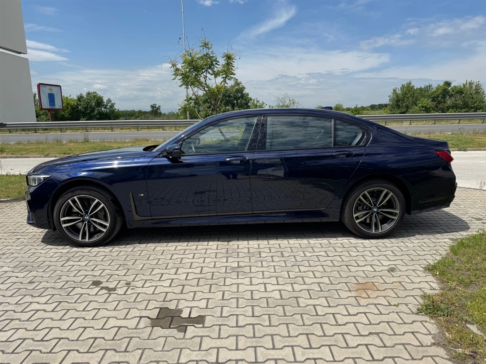 BMW 750 i xDrive Sedan - изображение 3