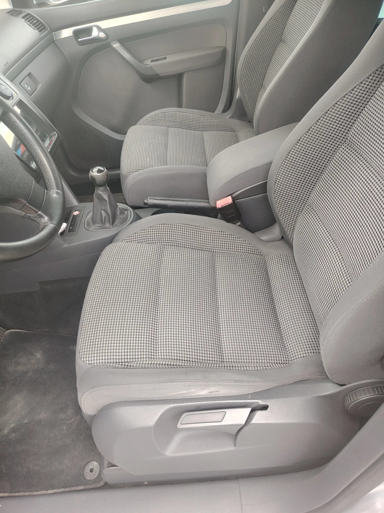 VW Touran, снимка 12 - Автомобили и джипове - 54531051