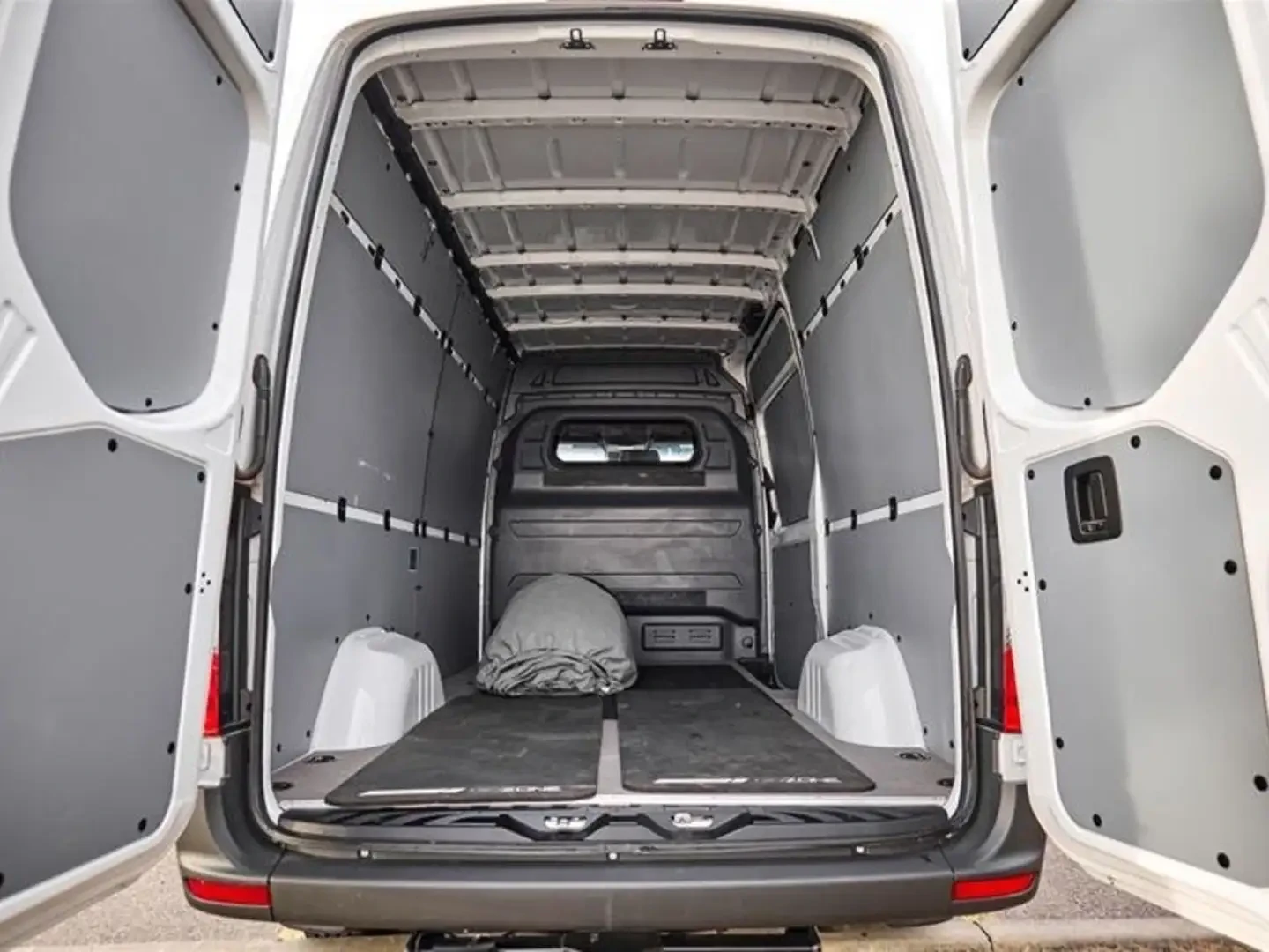 Mercedes-Benz Sprinter Cargo Van 2500 Standard Roof Diesel, снимка 6 - Бусове и автобуси - 54887921