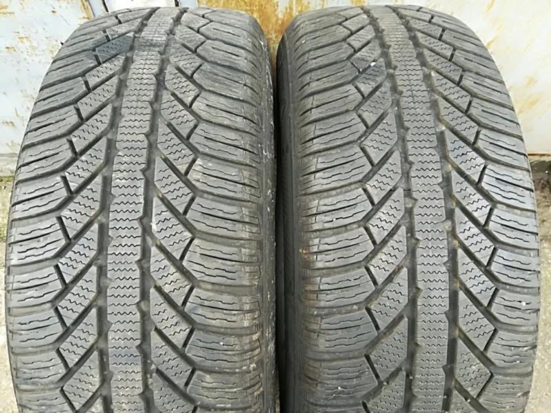 Гуми Зимни 215/60R16, снимка 1 - Гуми и джанти - 23080465