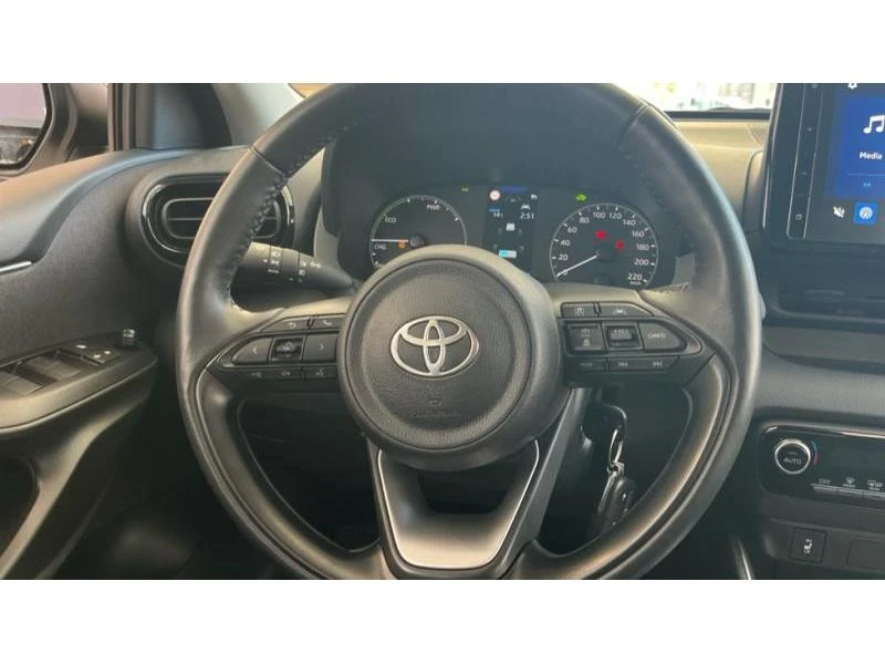 Toyota Yaris 1.5 HEV (ниво Chic), снимка 13 - Автомобили и джипове - 53827711