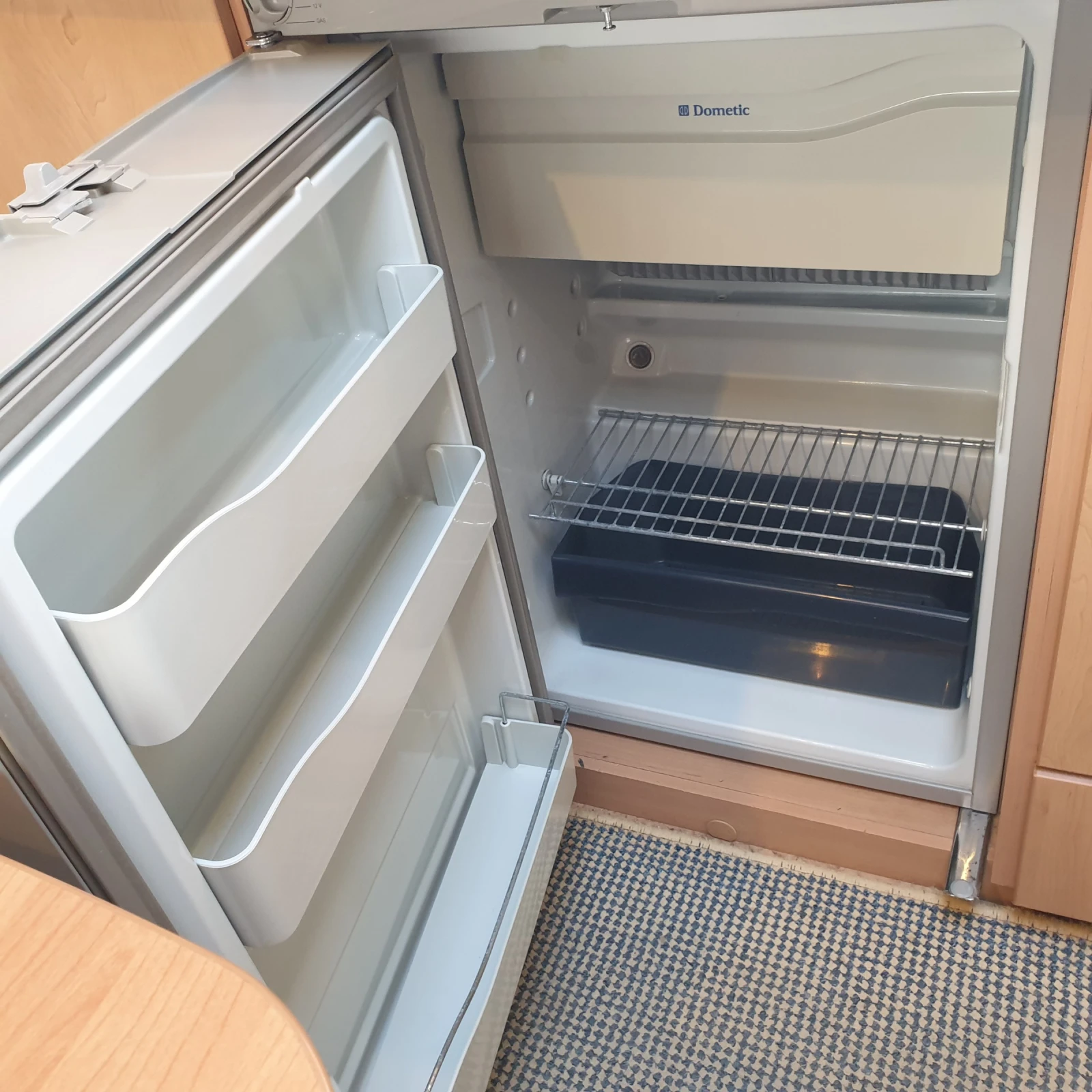 Каравана Knaus  SUDWIND 650 FSK, снимка 14 - Каравани и кемпери - 55617533