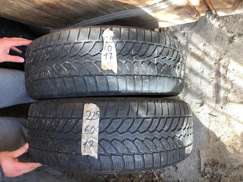 Гуми Зимни 225/60R17, снимка 1 - Гуми и джанти - 46829771