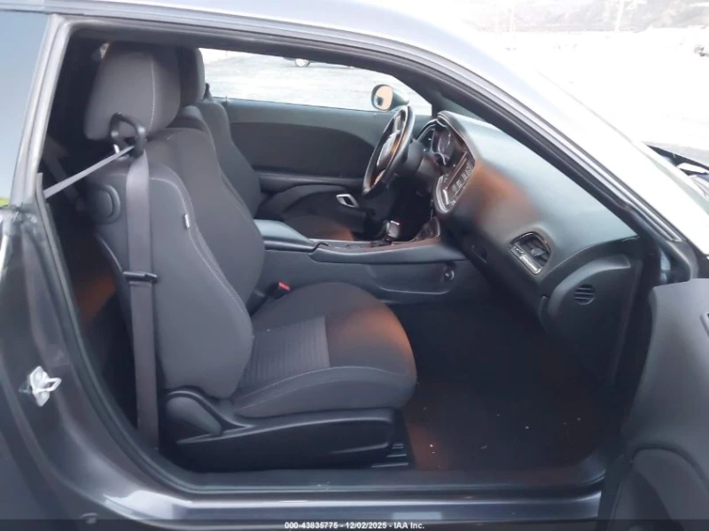 Dodge Challenger 5.7L V-8 VVT, 372HP Rear Wheel Drive, снимка 10 - Автомобили и джипове - 53215037