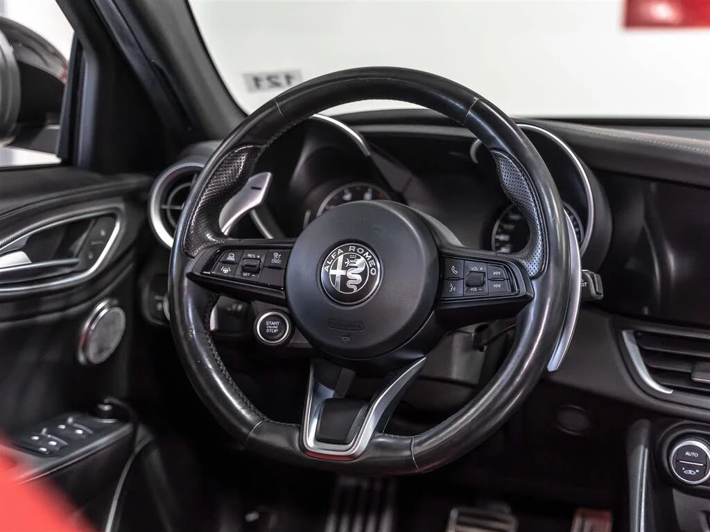 Alfa Romeo Giulia Veloce * CARFAX * АвтоКредит* (ЦЕНА ДО БГ) - изображение 7