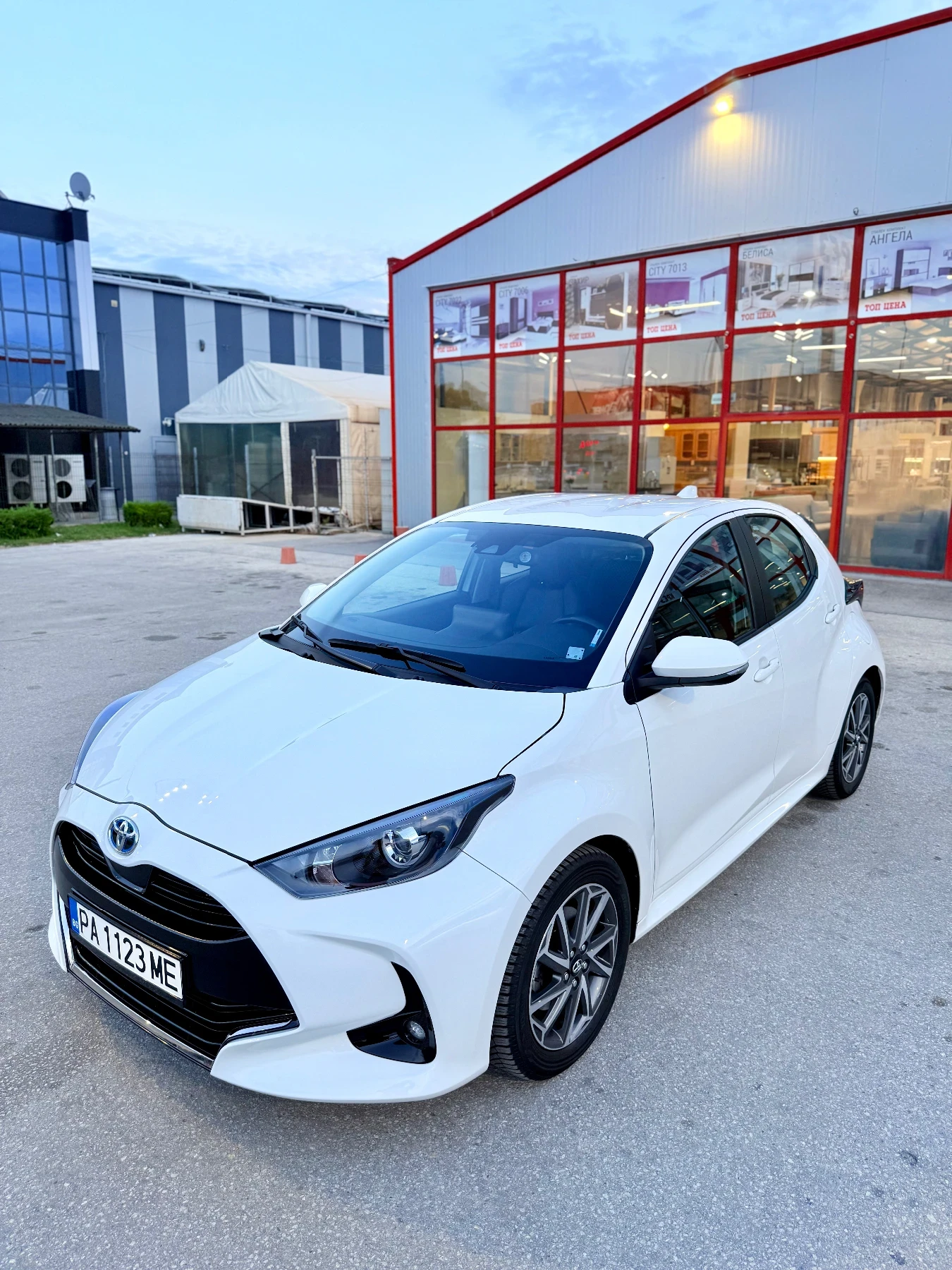 Toyota Yaris 1.5 Hybrid 2023 | 63 000 км | Гаранция | CarPlay, снимка 8 - Автомобили и джипове - 53712799