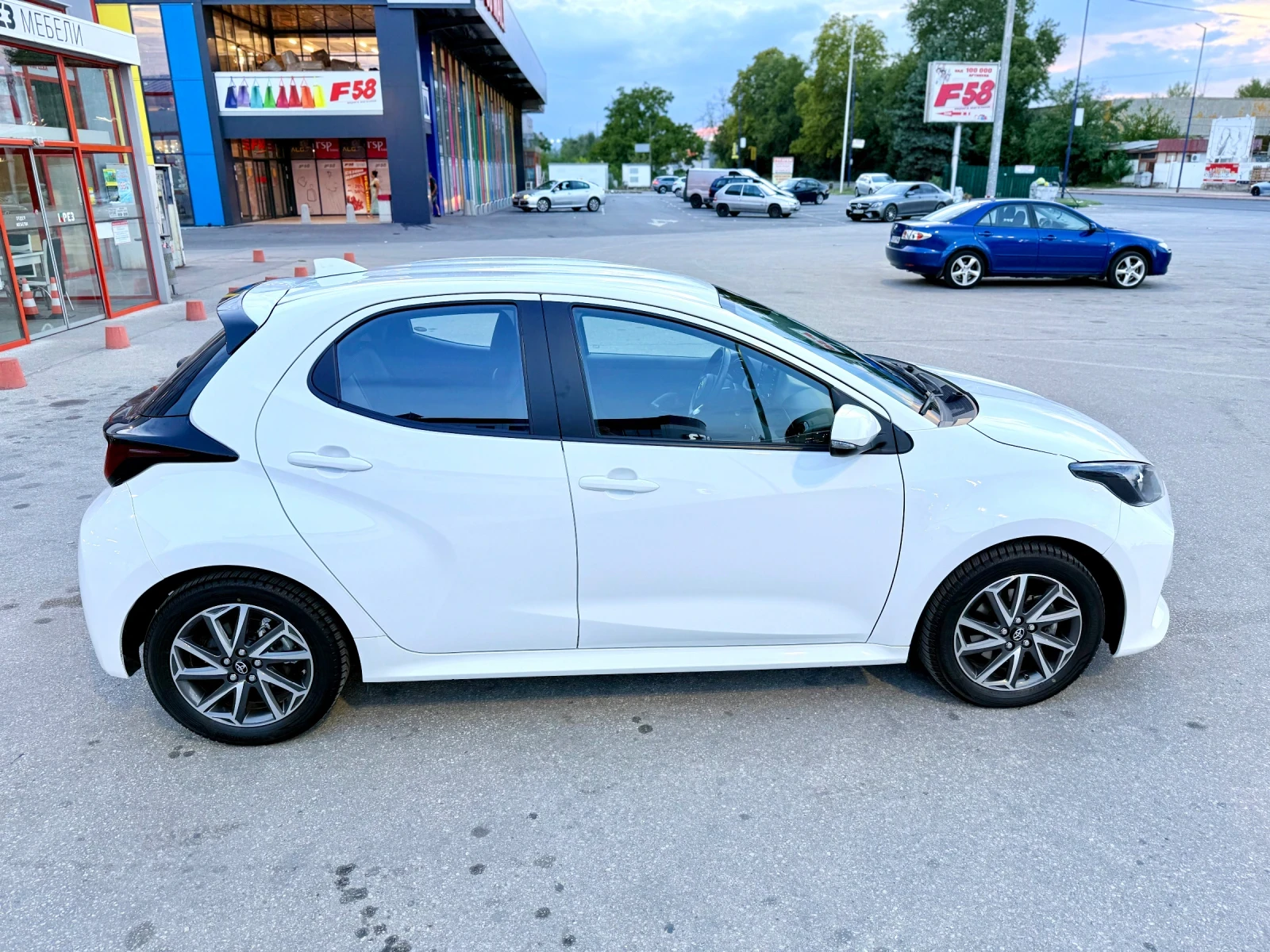 Toyota Yaris 1.5 Hybrid 2023 | 63 000 км | Гаранция | CarPlay, снимка 3 - Автомобили и джипове - 53712799