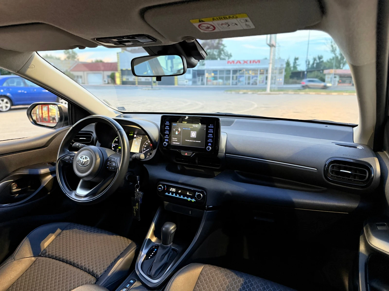 Toyota Yaris 1.5 Hybrid 2023 | 63 000 км | Гаранция | CarPlay, снимка 12 - Автомобили и джипове - 53712799