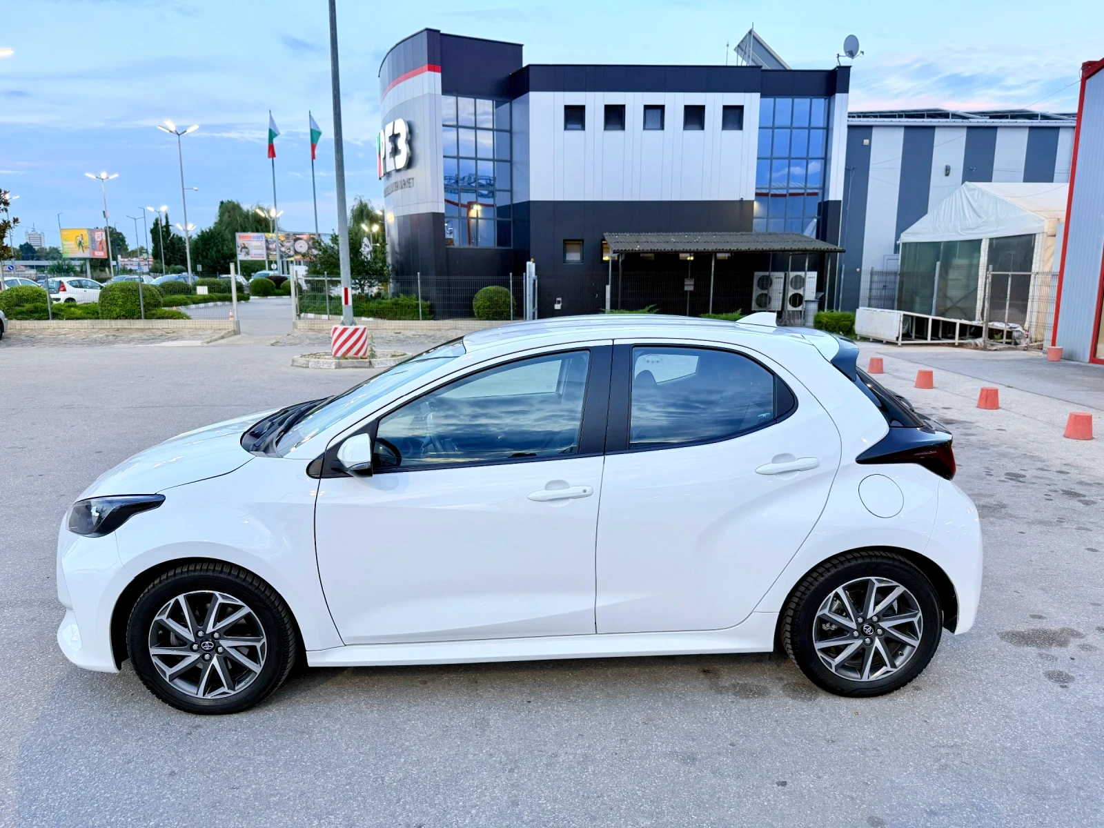 Toyota Yaris 1.5 Hybrid 2023 | 63 000 км | Гаранция | CarPlay, снимка 7 - Автомобили и джипове - 53712799