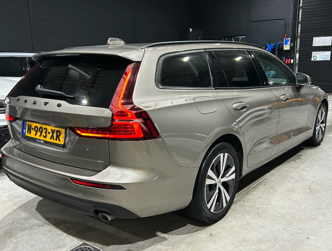 Volvo V60 B3 Momentum - изображение 3