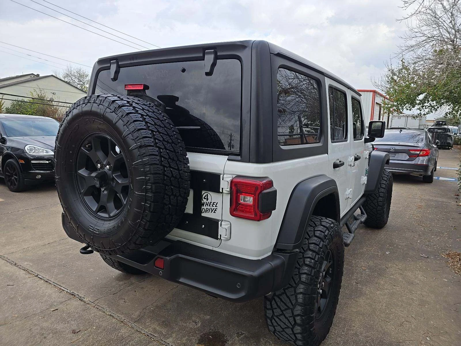 Jeep Wrangler Unlimited Willys Edition - изображение 2