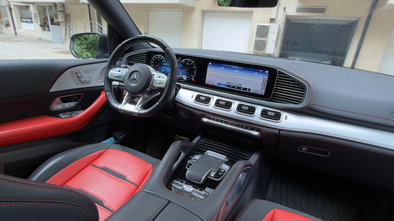 Mercedes-Benz GLE 53 4MATIC + /AMG/BURMEISTER/PANORAMA/MASSAGE/360, снимка 13 - Автомобили и джипове - 54528390