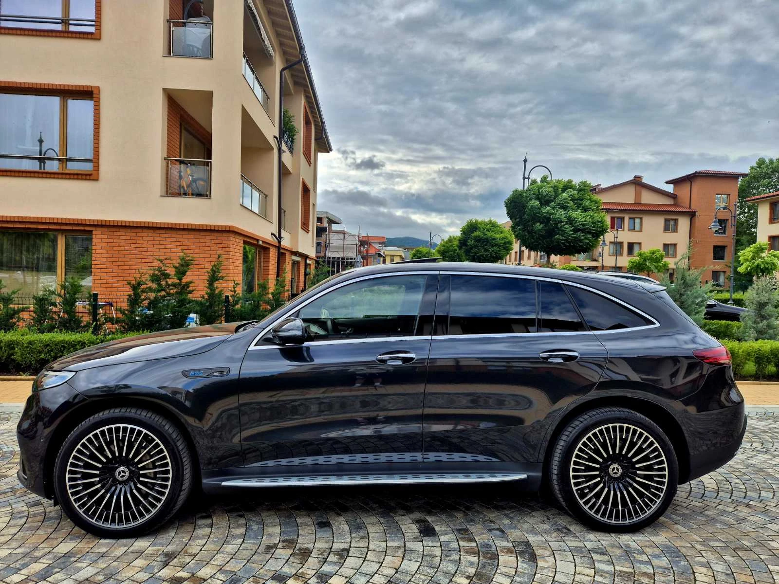 Mercedes-Benz EQC * AMG* Burmester* Камера 360* Парфюм* 4Matic* , снимка 2 - Автомобили и джипове - 55193908