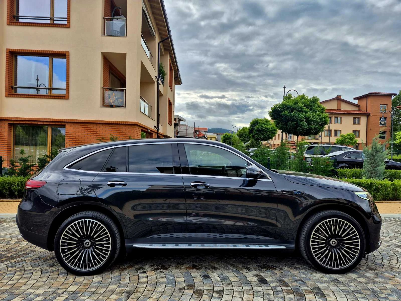 Mercedes-Benz EQC * AMG* Burmester* Камера 360* Парфюм* 4Matic* , снимка 6 - Автомобили и джипове - 55193908