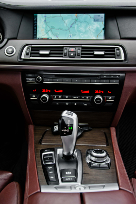 BMW 740 X-DRIVE/ FULLY LOAD /HEAD UP, снимка 11 - Автомобили и джипове - 38250233