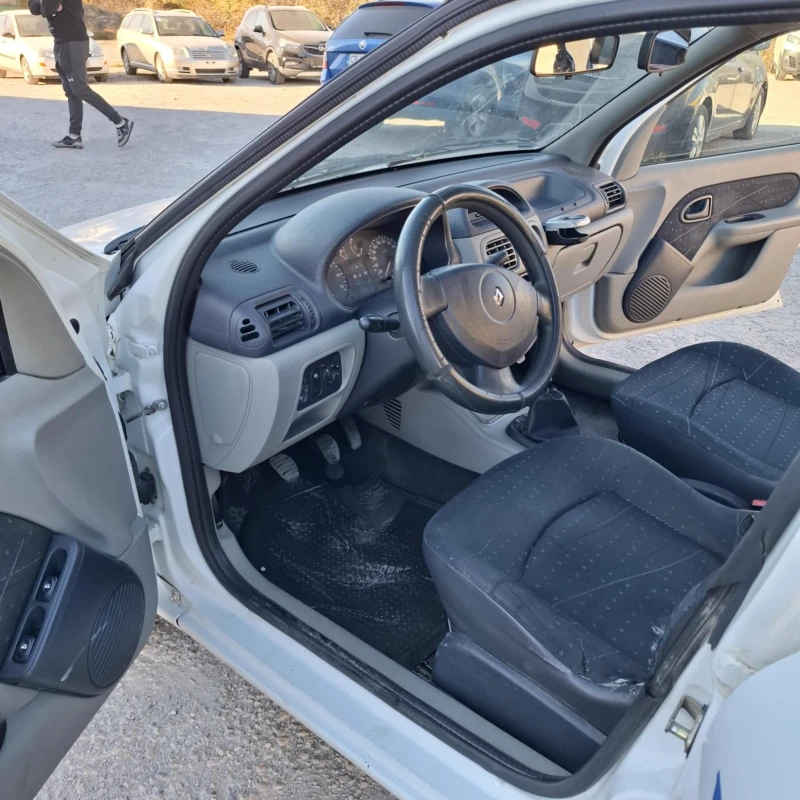 Renault Clio, снимка 6 - Автомобили и джипове - 47892701