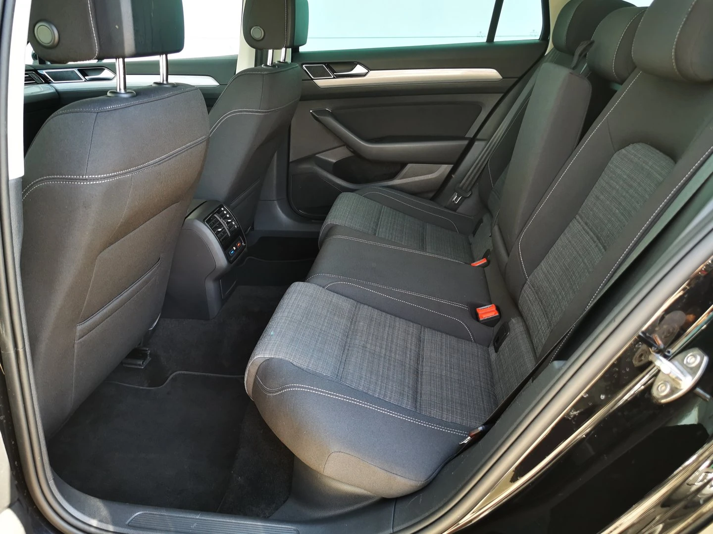 VW Passat Business 2.0 TDI SCR DSG - изображение 8