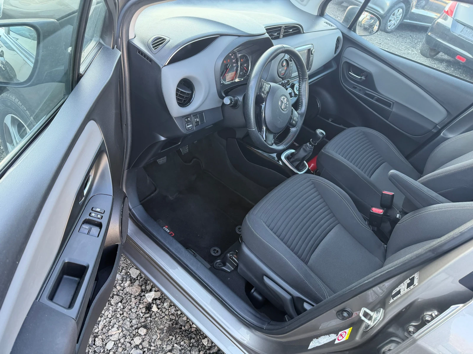 Toyota Yaris 1.3i camera led navi | Mobile.bg � ����������� 11