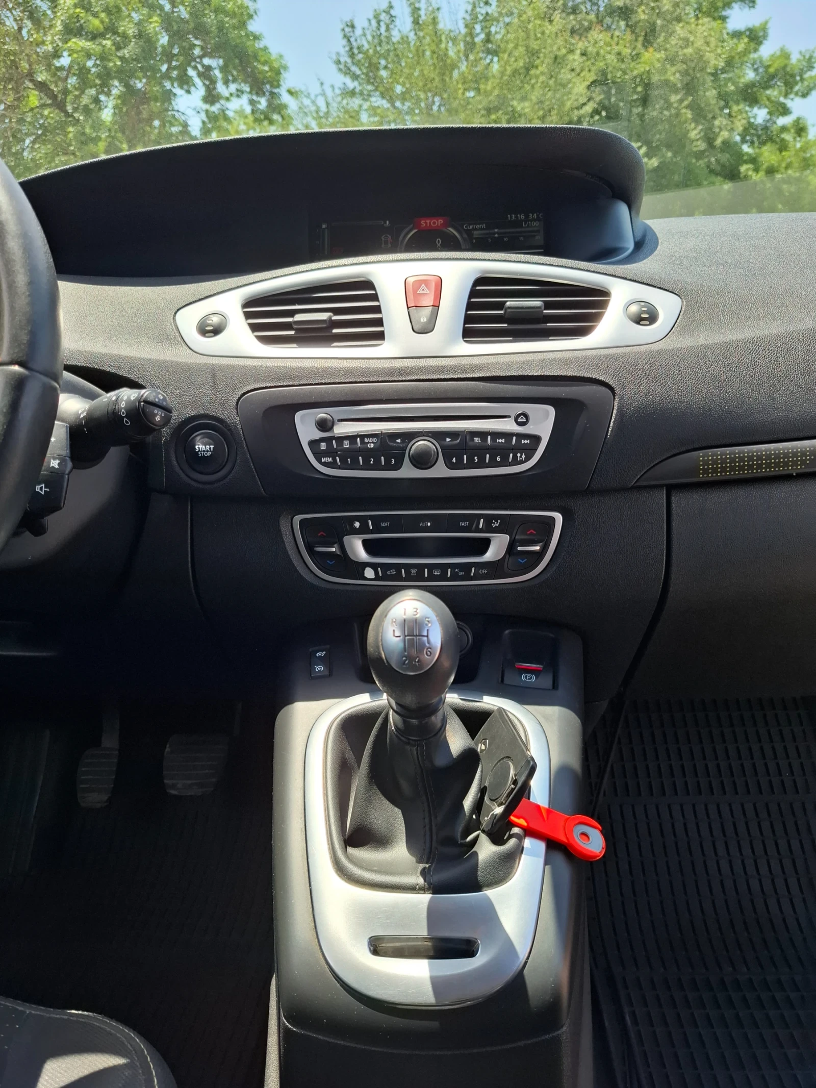 Renault Scenic, снимка 10 - Автомобили и джипове - 54699153