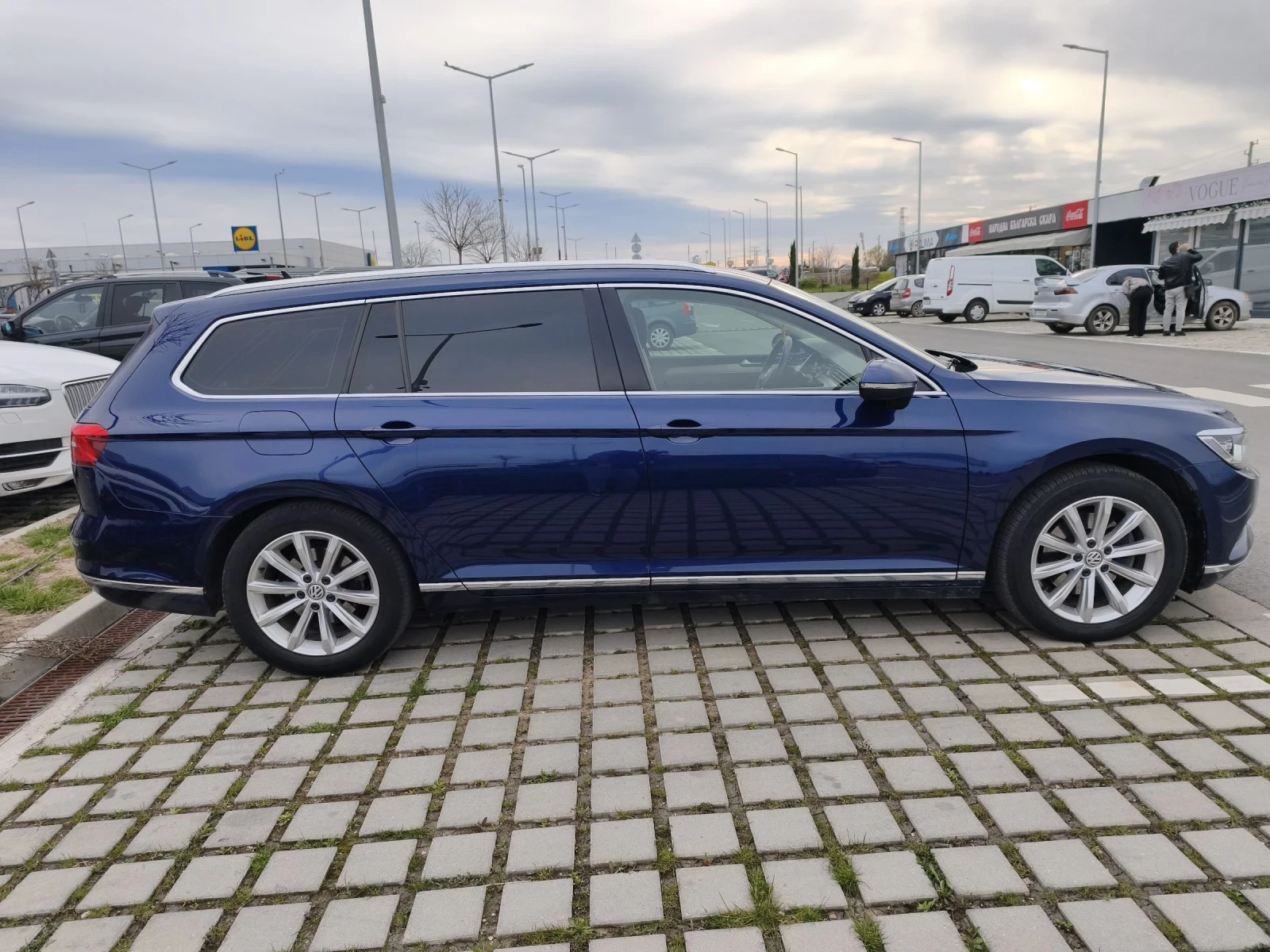 VW Passat Личен b8 2.0tdi 150kc Highline Напълно обслужен, снимка 4 - Автомобили и джипове - 54970409