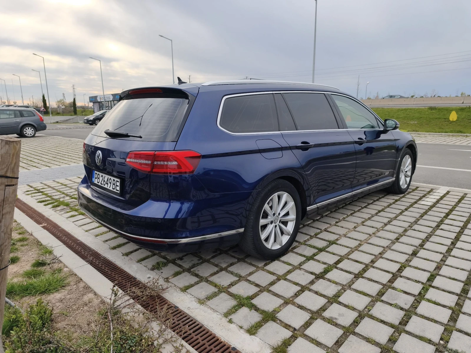 VW Passat Личен b8 2.0tdi 150kc Highline Напълно обслужен, снимка 5 - Автомобили и джипове - 54970409