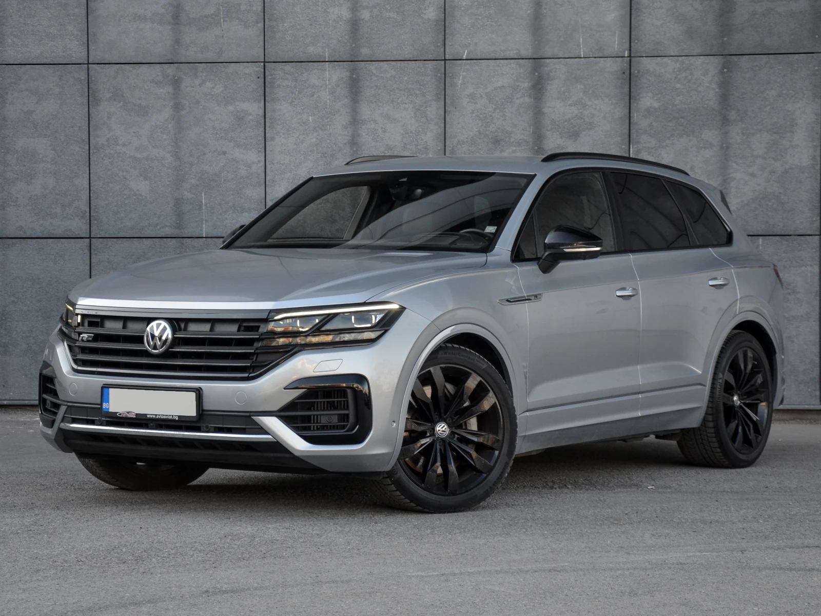 VW Touareg 8 R-Line 4.0TDI Black Optic Първи Собственик, снимка 3 - Автомобили и джипове - 54166027