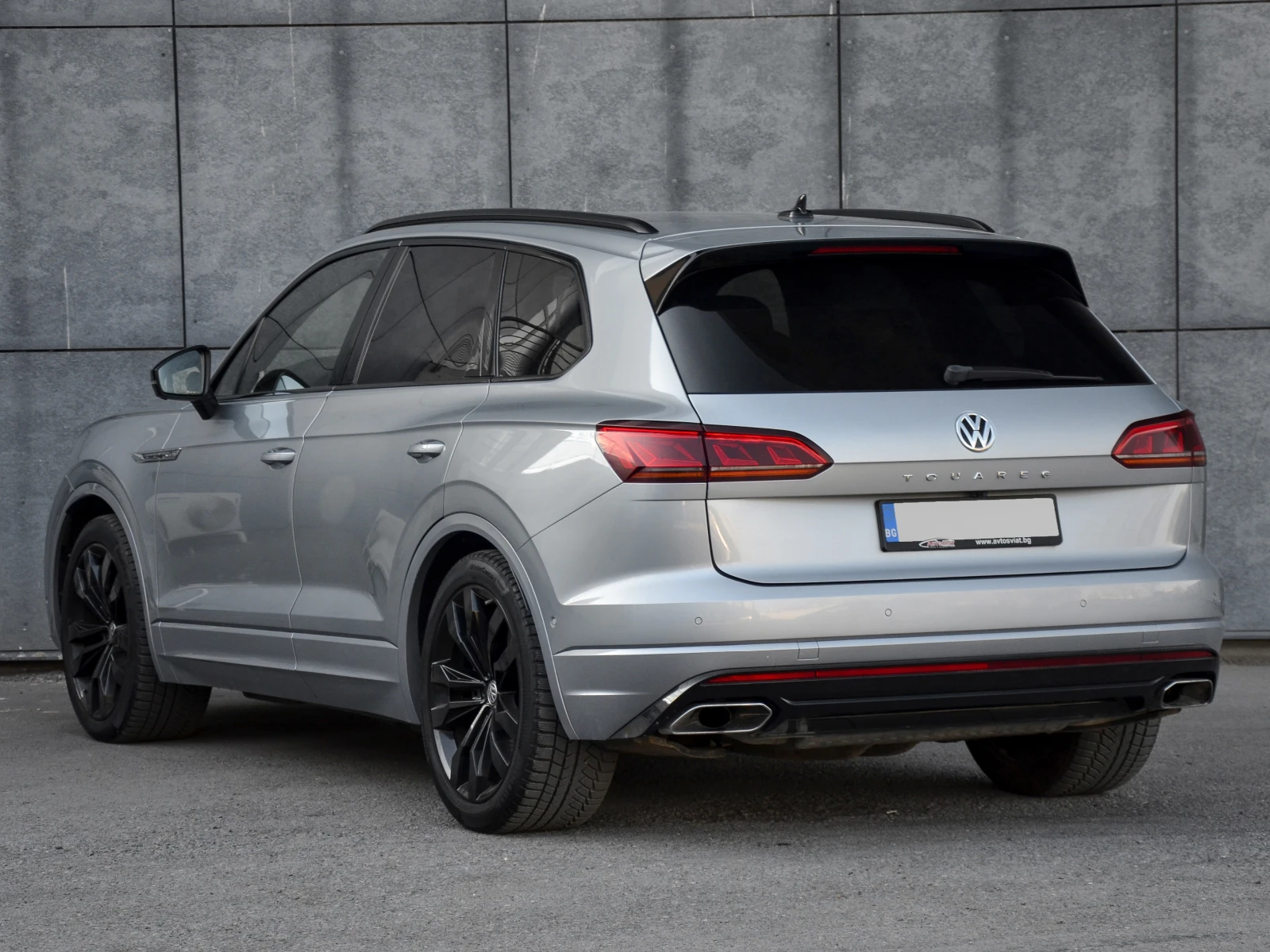 VW Touareg 8 R-Line 4.0TDI Black Optic Първи Собственик, снимка 4 - Автомобили и джипове - 54166027