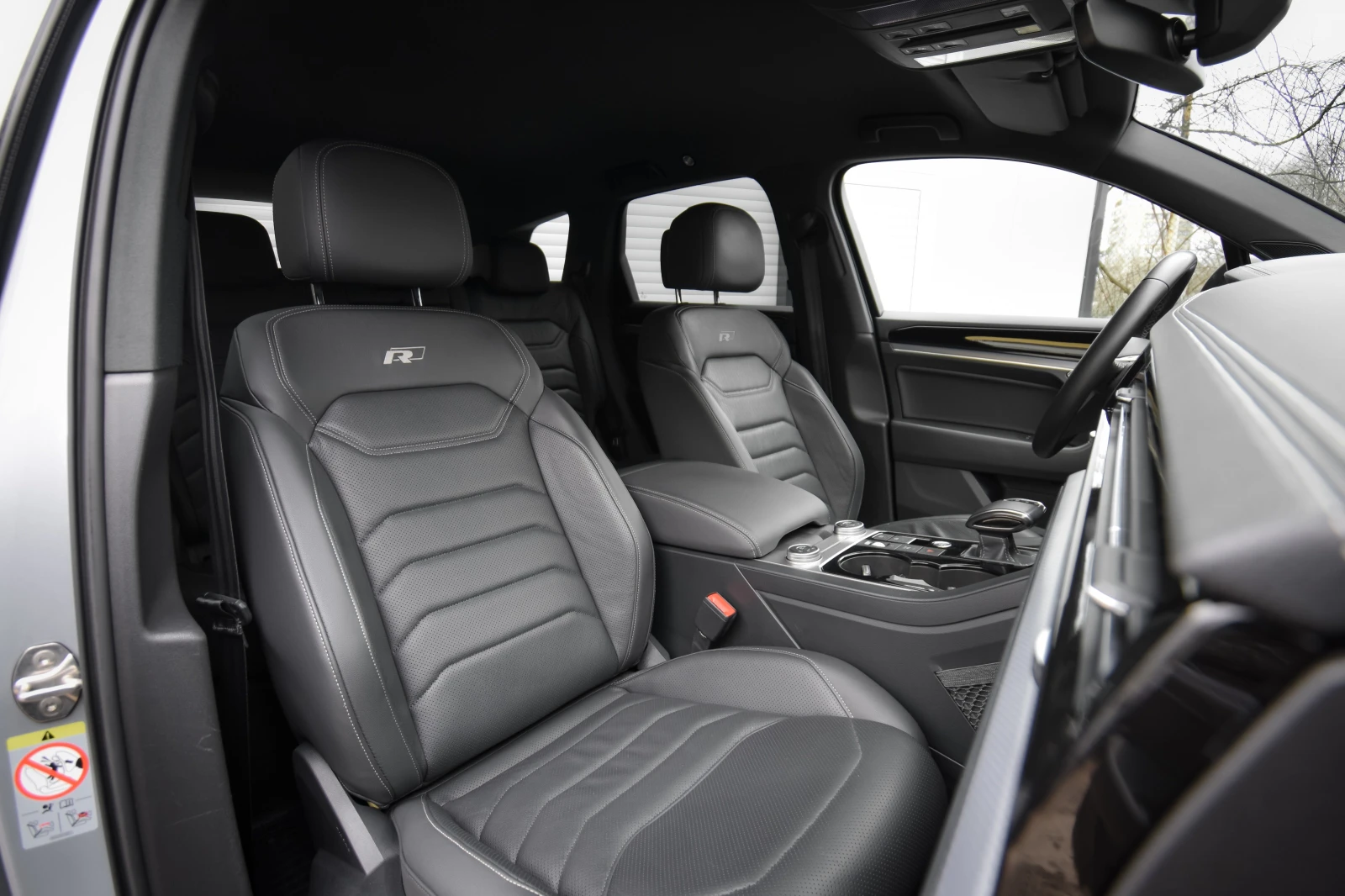 VW Touareg 8 R-Line 4.0TDI Black Optic Първи Собственик, снимка 9 - Автомобили и джипове - 54166027