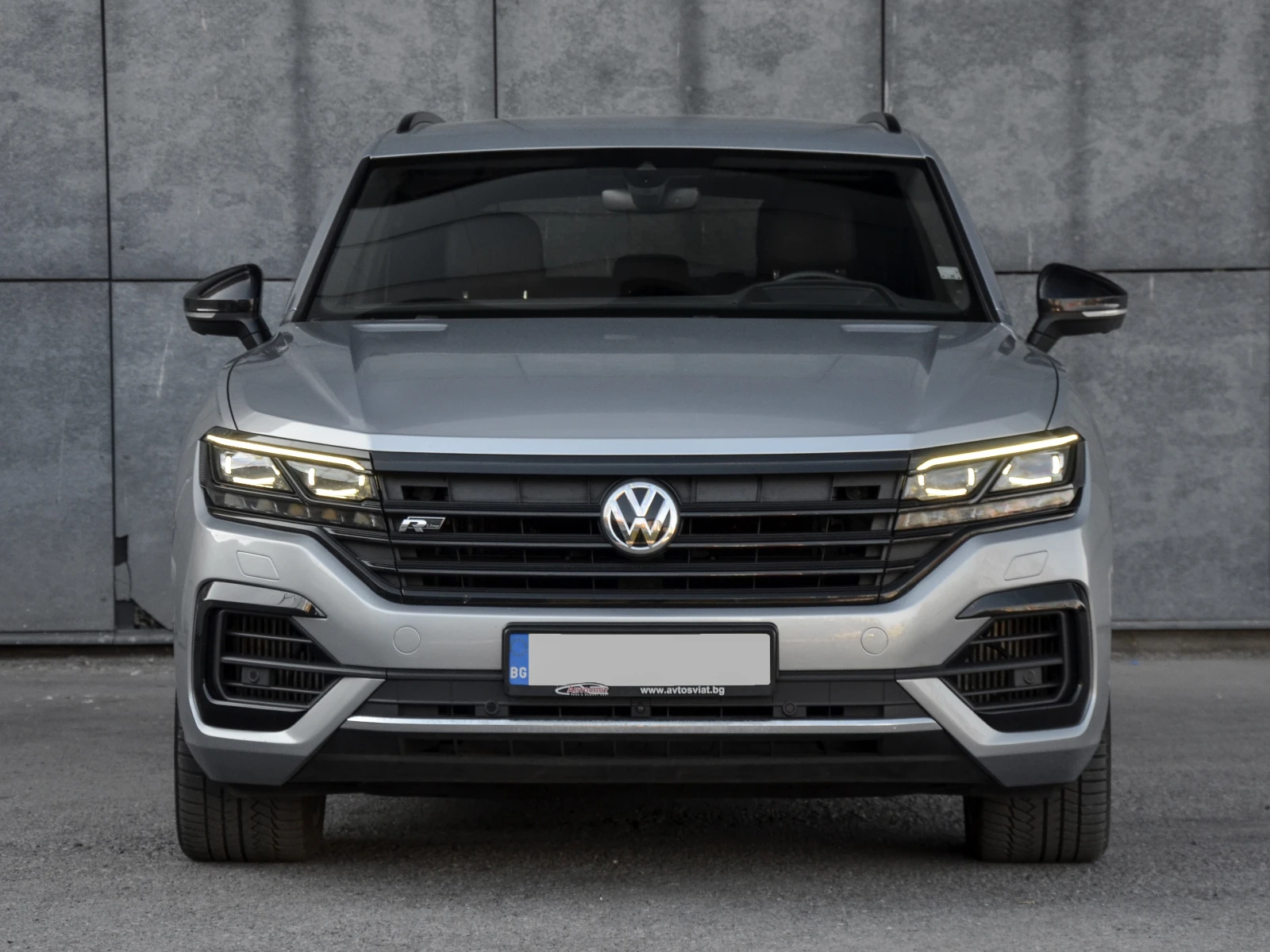 VW Touareg 8 R-Line 4.0TDI Black Optic Първи Собственик, снимка 2 - Автомобили и джипове - 54166027