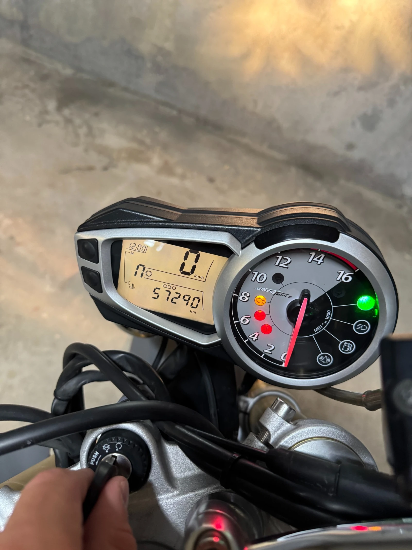 Triumph Street Triple 675 A2 - изображение 9