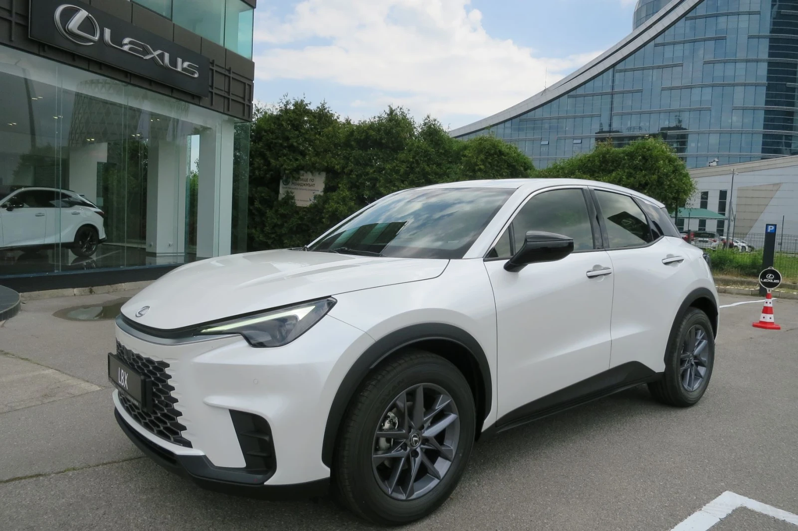 Lexus LBX 0км НОВ от 195 е/месДОСТАВКА-Май/Юни 10Г Гаранция, снимка 2 - Автомобили и джипове - 54069291