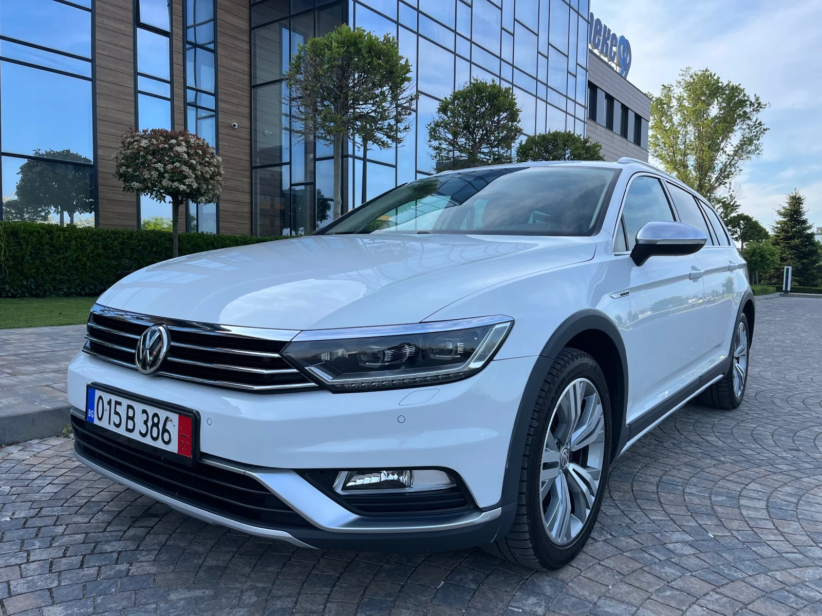 VW Passat 2.0TDi 190к.с.* ALTRACK* Панорама* Cocpit* Perfect, снимка 2 - Автомобили и джипове - 54633955