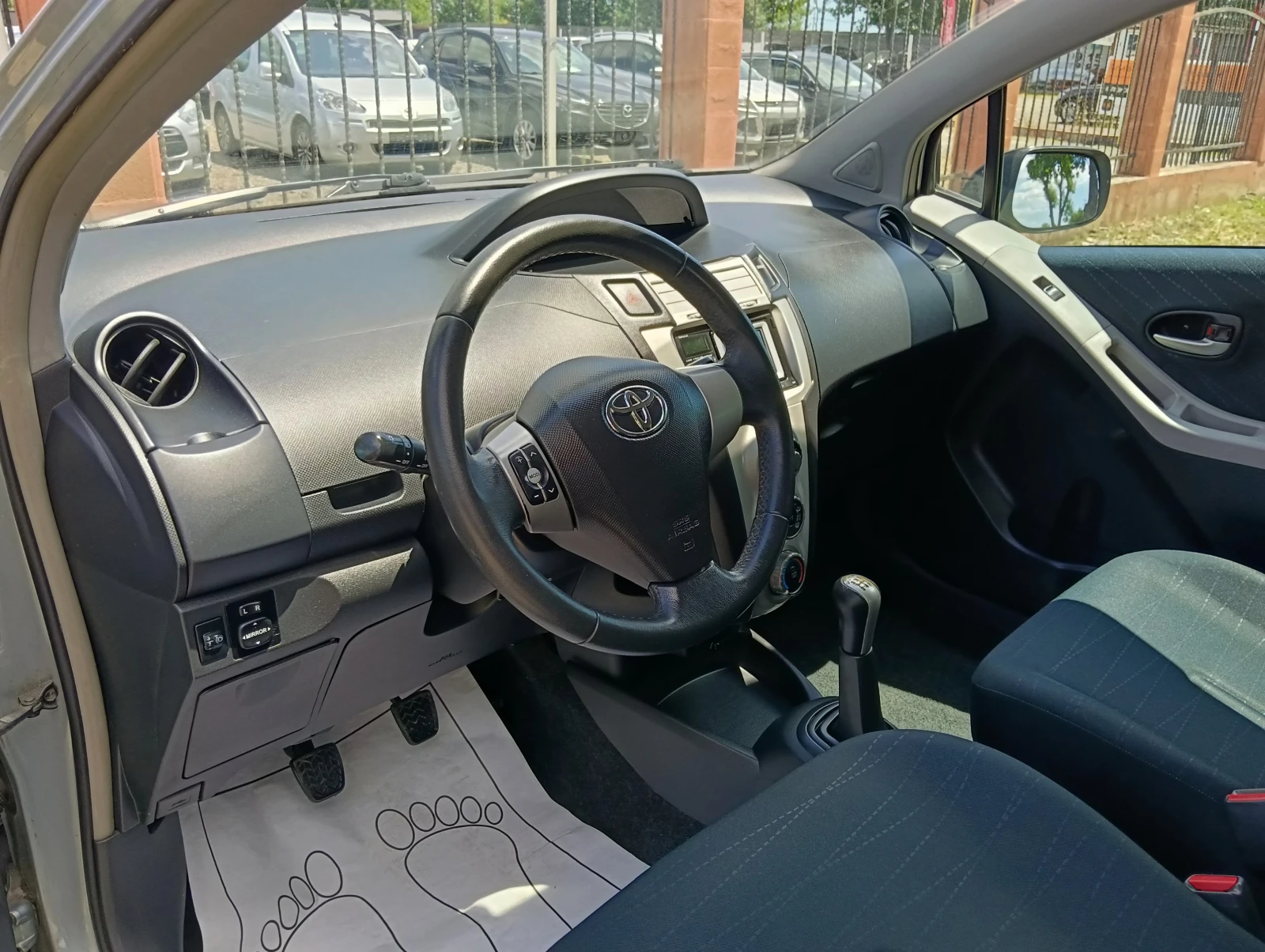 Toyota Yaris 1.3i NAVI, снимка 8 - Автомобили и джипове - 54999834