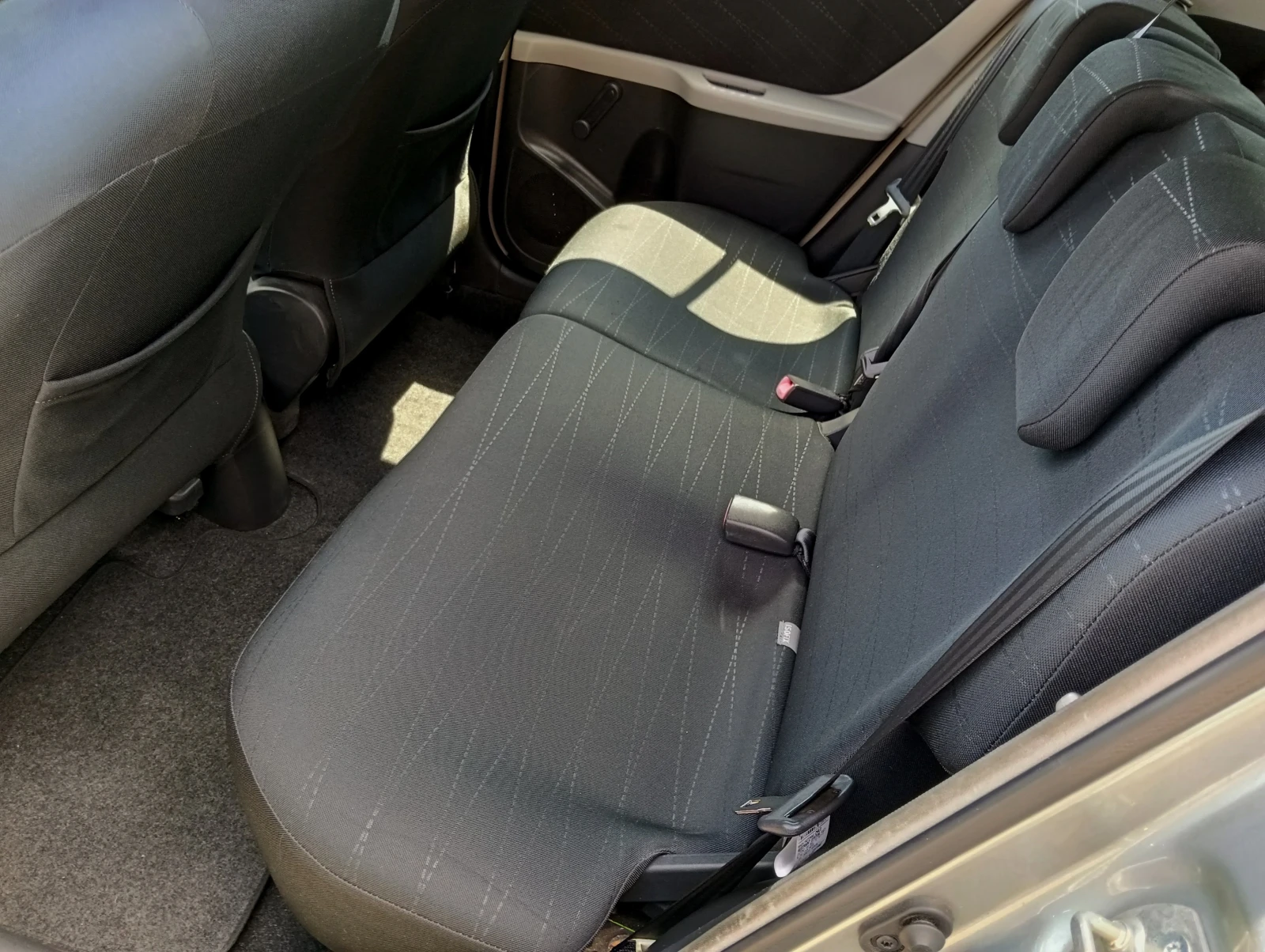 Toyota Yaris 1.3i NAVI, снимка 7 - Автомобили и джипове - 54999834