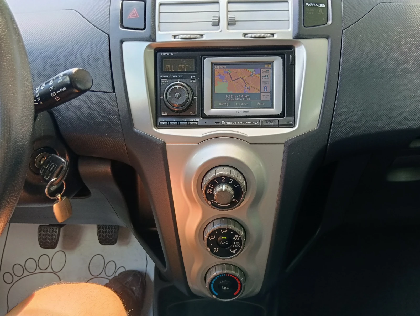 Toyota Yaris 1.3i NAVI, снимка 13 - Автомобили и джипове - 54999834