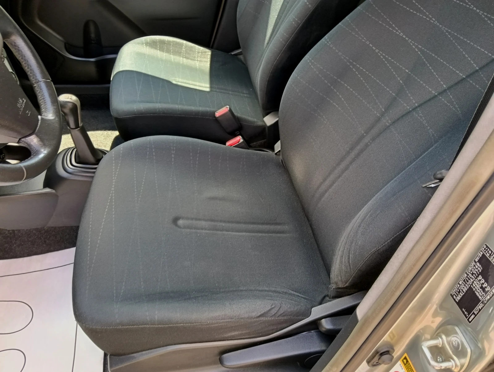 Toyota Yaris 1.3i NAVI, снимка 9 - Автомобили и джипове - 54999834