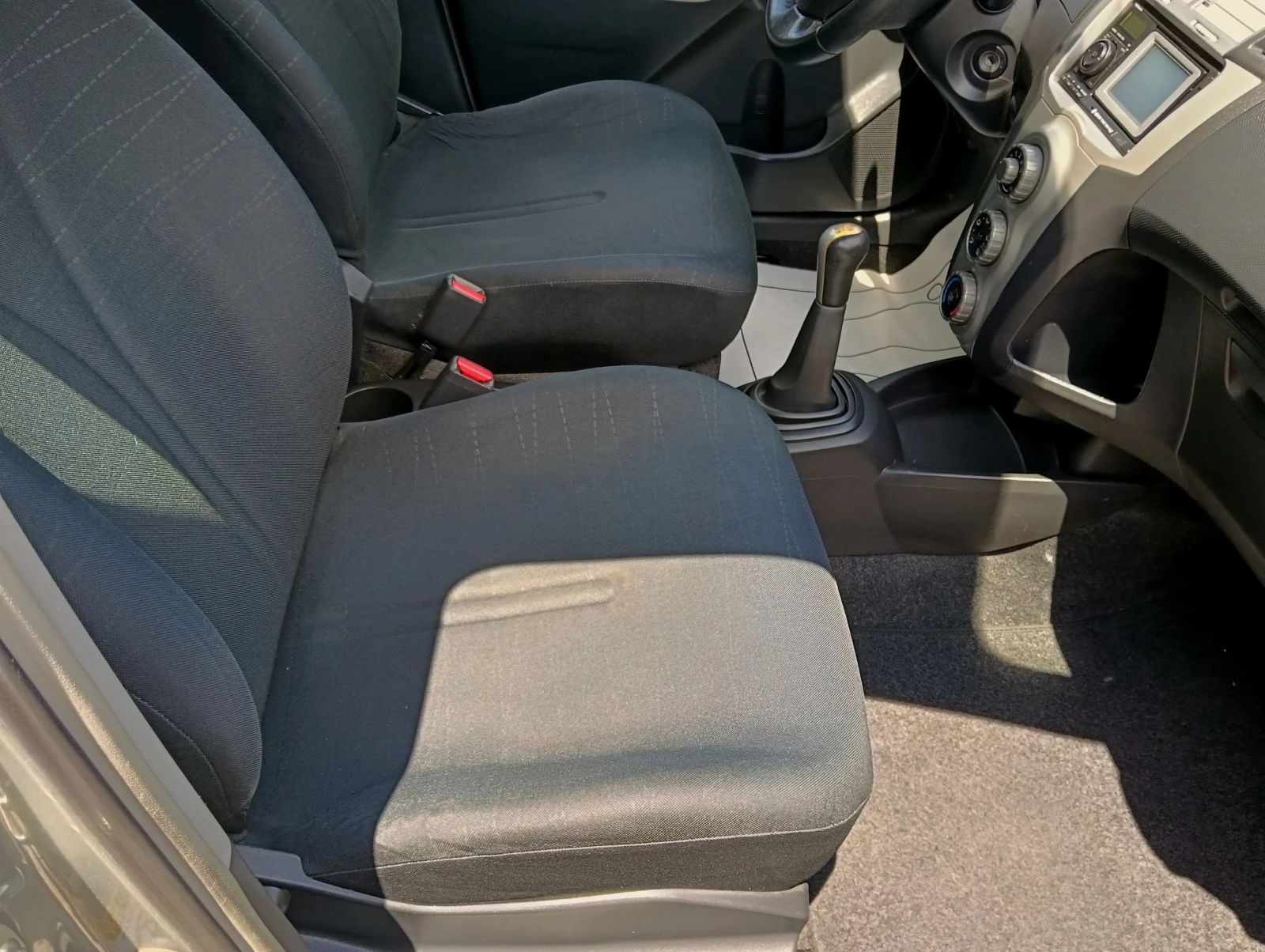 Toyota Yaris 1.3i NAVI, снимка 10 - Автомобили и джипове - 54999834