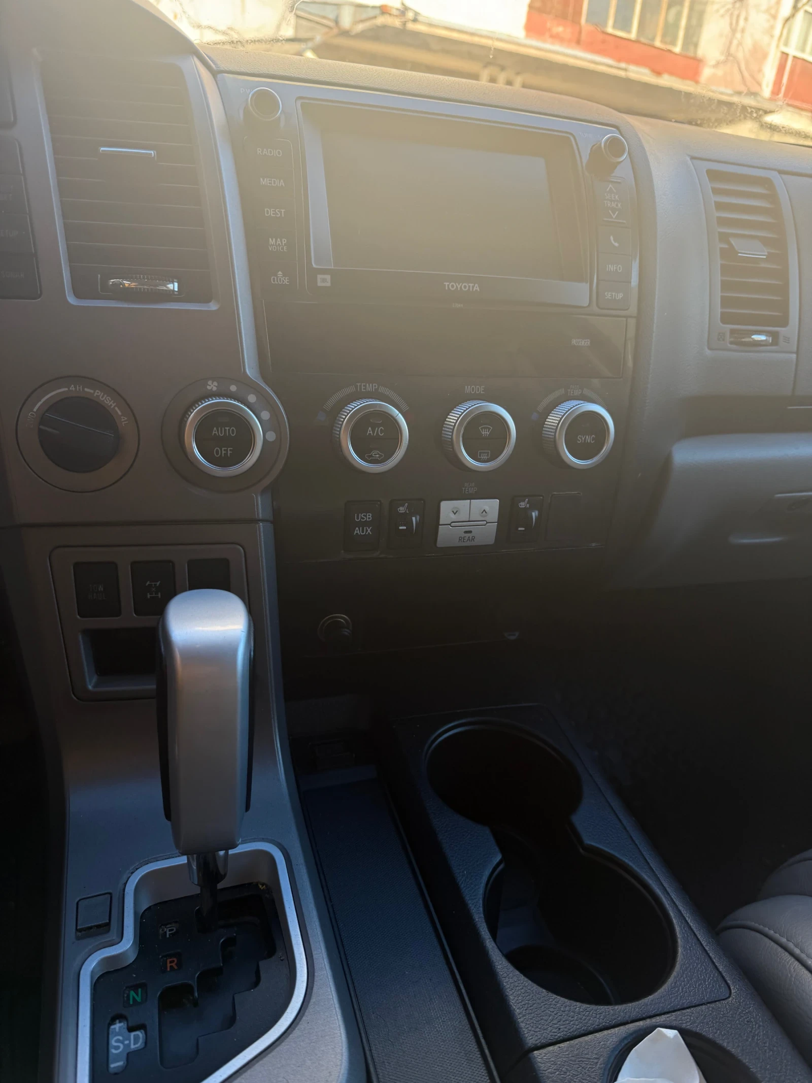 Toyota Sequoia  - изображение 8