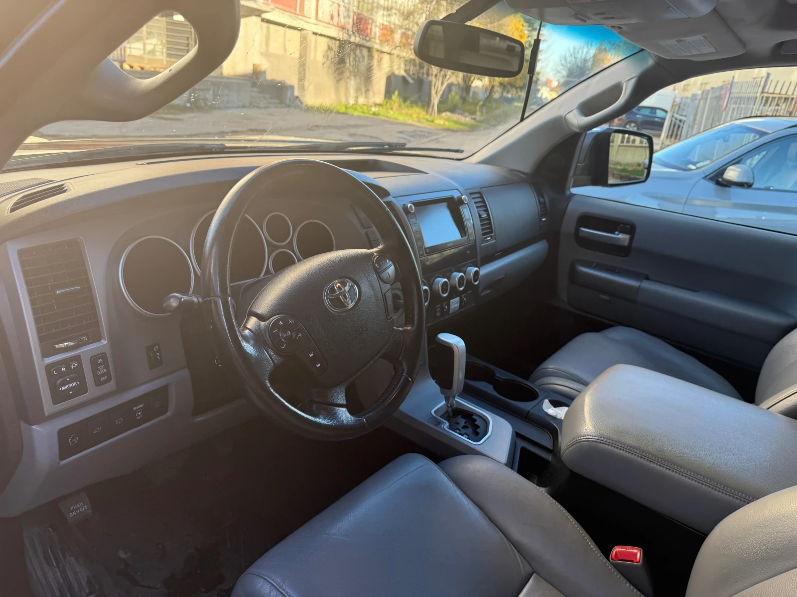 Toyota Sequoia  - изображение 3