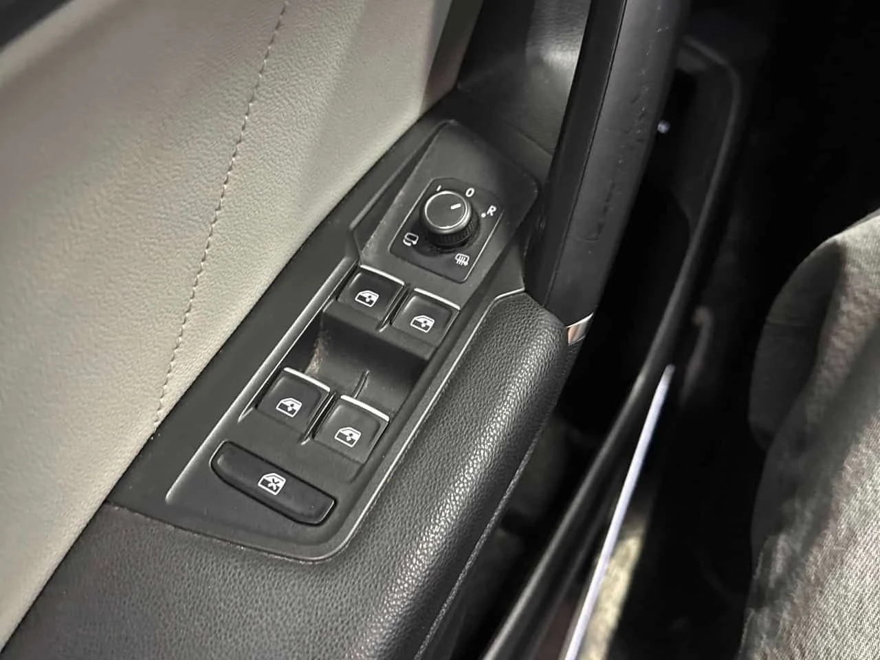 VW Tiguan Highline/CARFAX/Подгрев/Панорама/+ Гуми, снимка 15 - Автомобили и джипове - 54403013