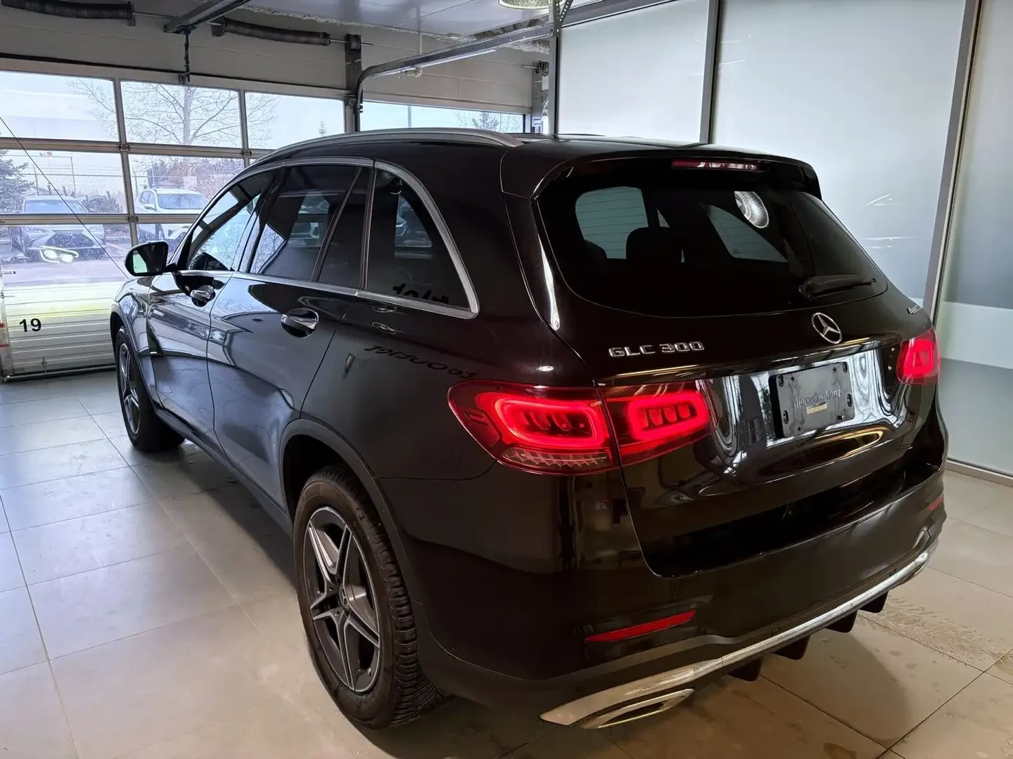Mercedes-Benz GLC 300 AMG* Burmester* Distr* Digital Cockpit* Панорама, снимка 6 - Автомобили и джипове - 55198977