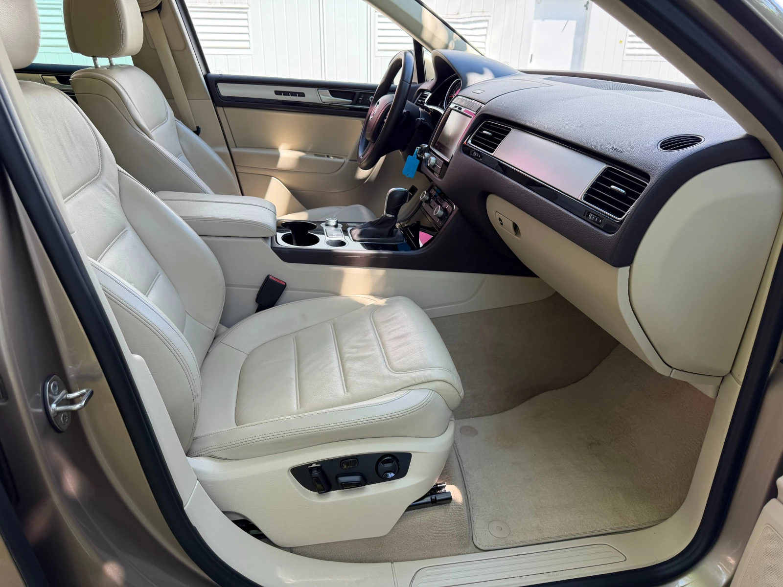 VW Touareg 3.0 TDI FACELIFT КОЖА ПАНОРАМА ПАМЕТ 157 000км! , снимка 15 - Автомобили и джипове - 55695140