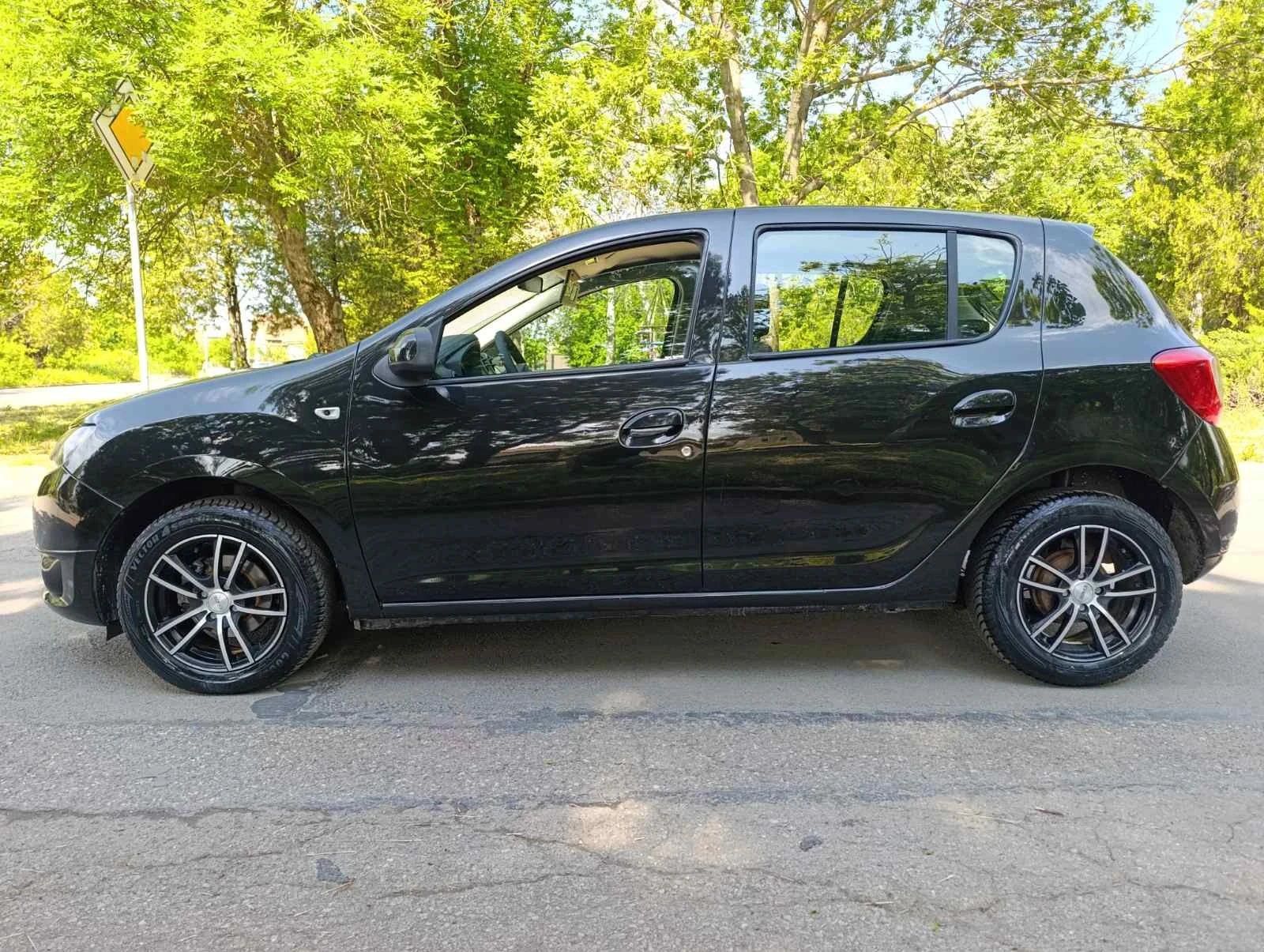 Dacia Sandero 2013г. Газ/бензин, навигация, снимка 8 - Автомобили и джипове - 54628499