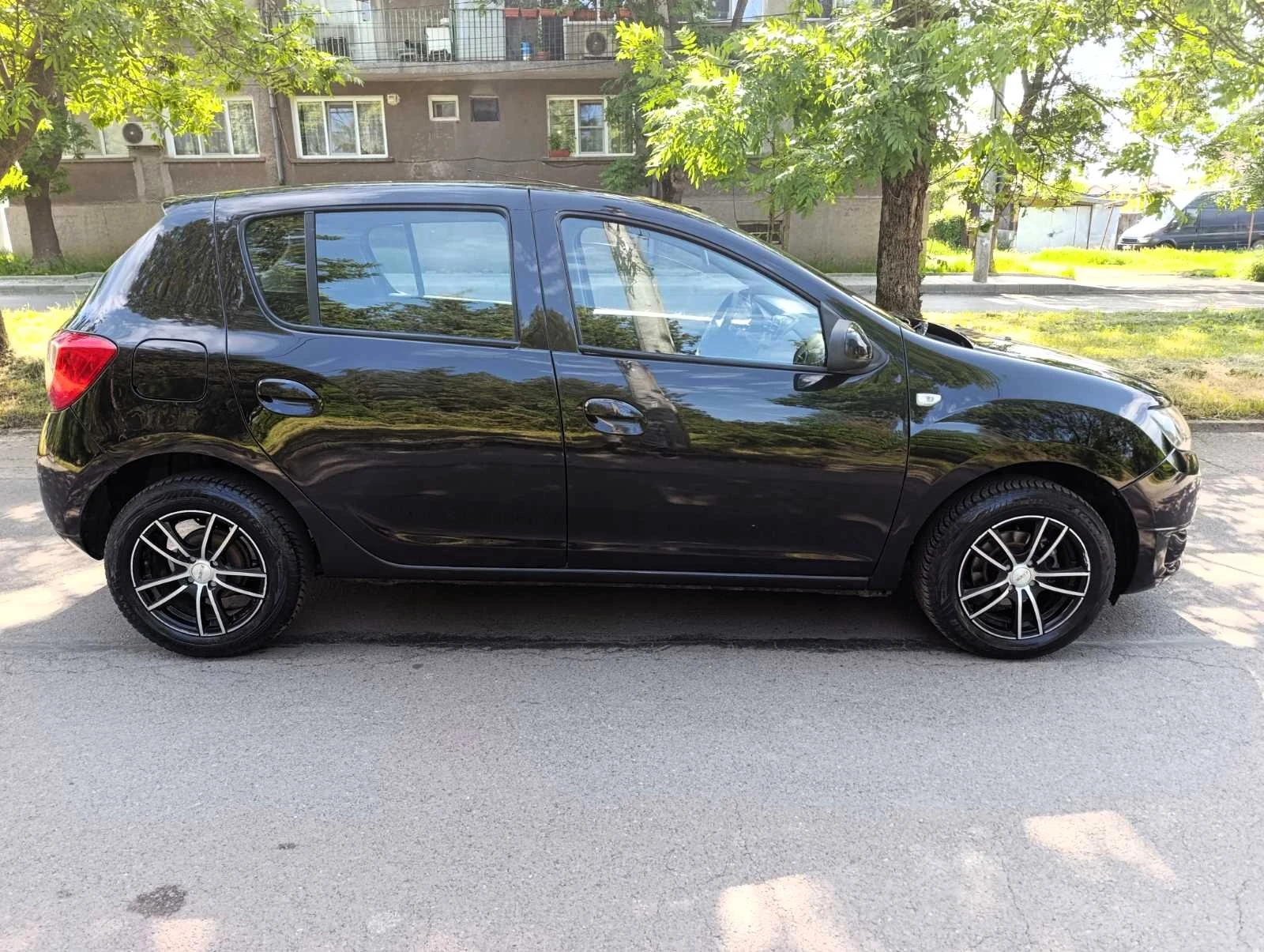 Dacia Sandero 2013г. Газ/бензин, навигация, снимка 4 - Автомобили и джипове - 54628499