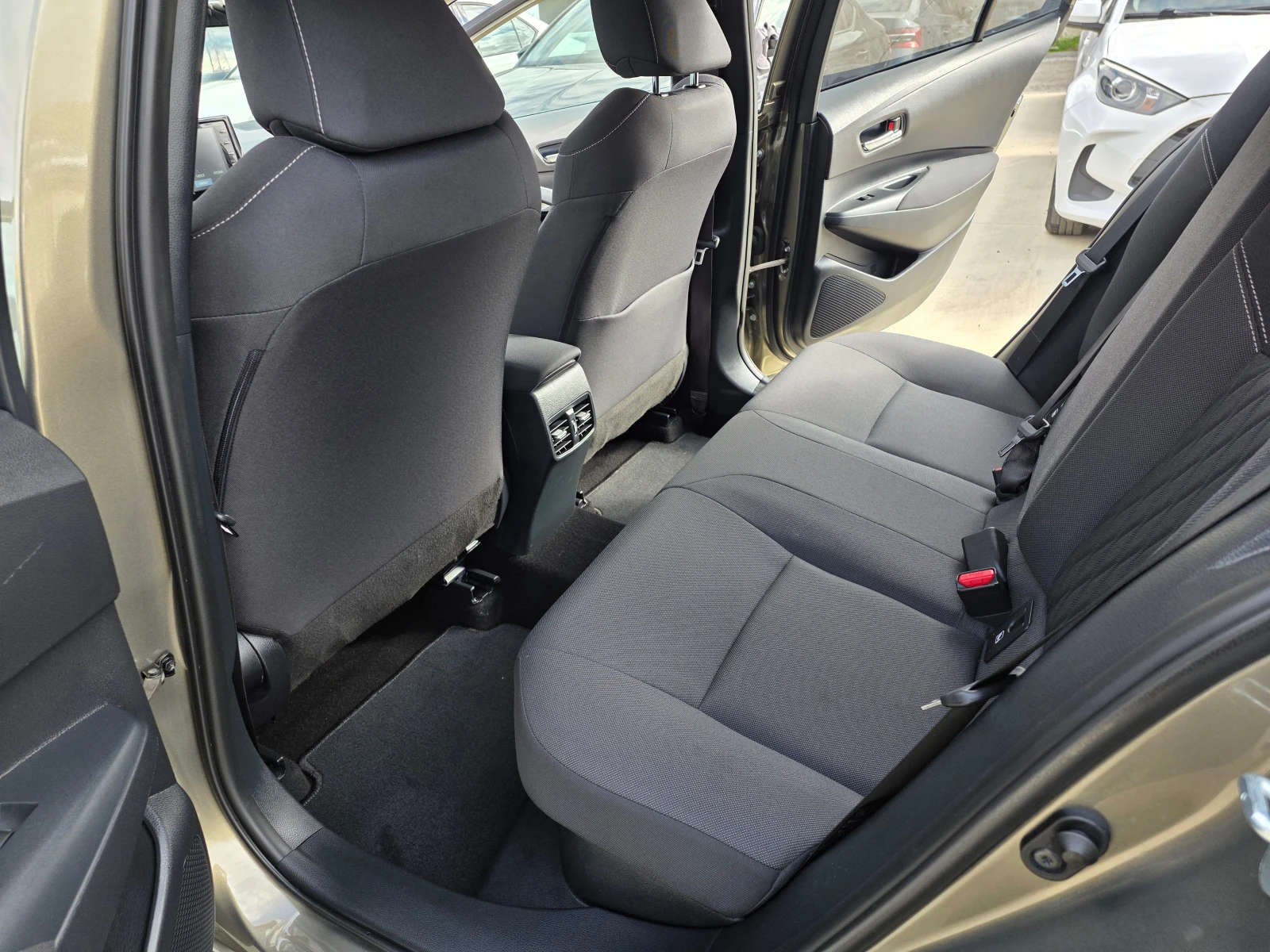 Toyota Corolla 1, 8-HYBRID A/T 122�� | Mobile.bg � ����������� 12