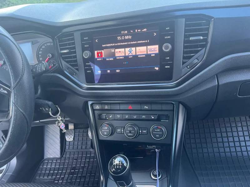 VW T-Roc 1.6 дизел Full екстри Park pilot 6 скорости, снимка 15 - Автомобили и джипове - 52020128