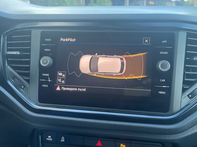 VW T-Roc 1.6 дизел Full екстри Park pilot 6 скорости, снимка 13 - Автомобили и джипове - 52020128
