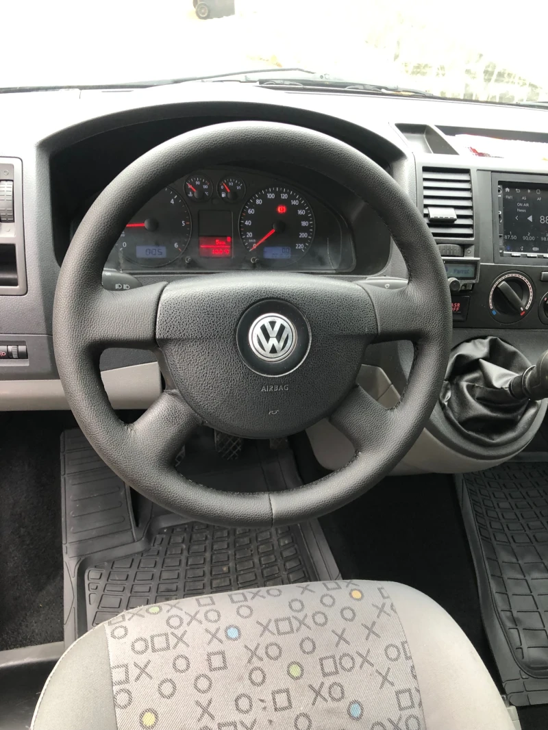 VW Transporter 1.9 TDI 86к.с. Климатик., снимка 11 - Бусове и автобуси - 53026051
